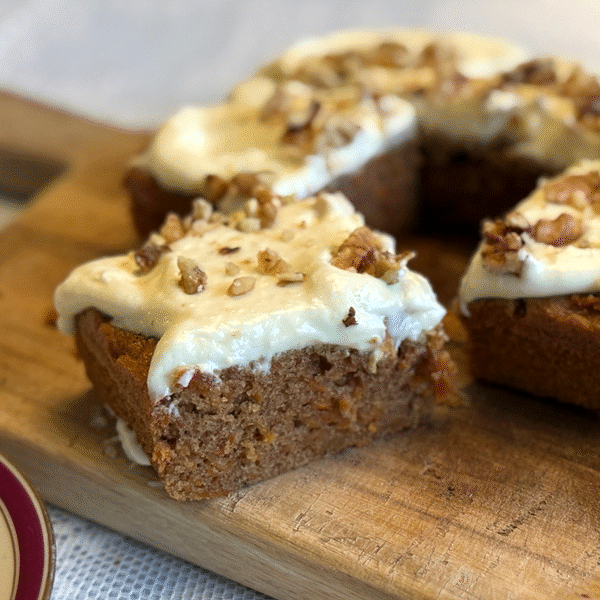 Gulerodskage med cremet citronfrosting